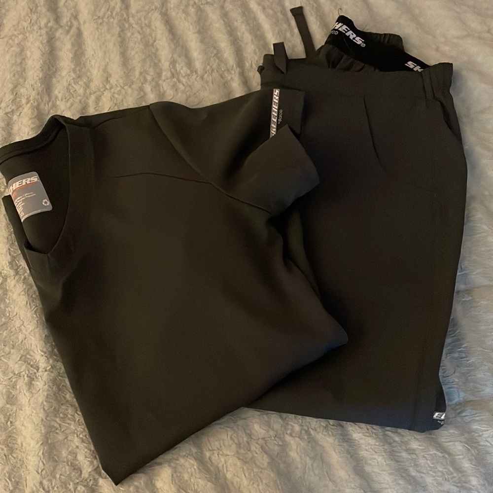 Sketchers scrub set 
Top size XS 
Bottoms size XXS